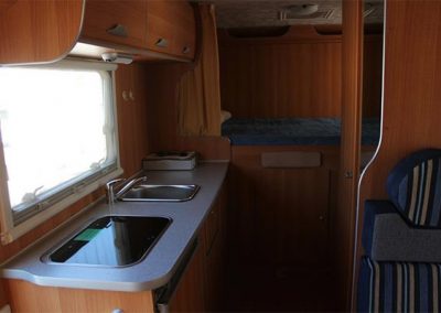 aqluiler-autocaravanas-girona-FIAT-Mclouis-700-cocina